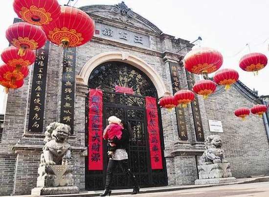 n exclusive restaurant in north China's Shanxi province has been ordered to close, because it broke conservation laws. Wang Gong Guan restaurant was built inside a historic century-old building. But current conservation rules ban commercial businesses operating within sites of cultural significance.