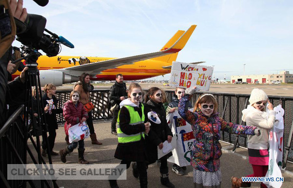 Children welcome giant pandas Xing Hui and Hao Hao at the Brussels National Airport in the capital of Belgium on Feb 23, 2014. The pair of giant pandas, Xing Hui, the male, and Hao Hao, the female, arrived in Belgium Sunday. (Xinhua/Sun Wen)