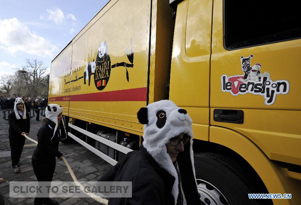 A truck loaded with a giant panda arrives at Pairi Daiza Zoo, about 60 km southwest of Brussels, capital of Belgium, Feb 23, 2014. A pair of giant pandas from China, Xing Hui, the male, and Hao Hao, the female, arrive at Belgium on Sunday. (Xinhua/Ye Pingfan)