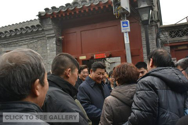 Chinese President Xi Jinping visits Nanluogu Xiang, a popular tourist alley in Beijing, Feb 25, 2014. (Photo: Beijing News)