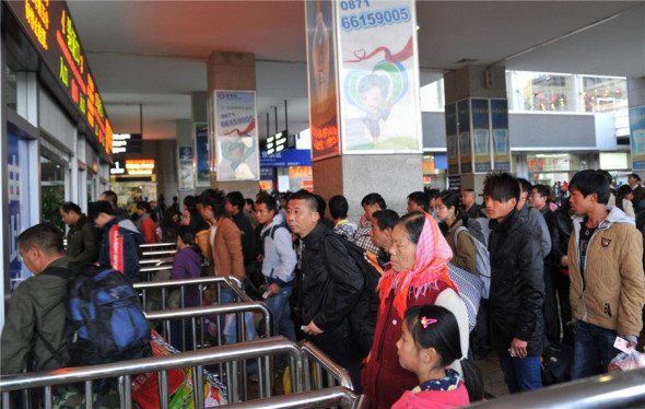 Passengers queue to enter the Kunming Railway Station in Kunming, capital of Southwest China's Yunnan province, March 2, 2014. The order at the railway station has been restored to normal after an overnight terrorist attack which left 29 people dead and 130 others injured. [Photo/Xinhua]