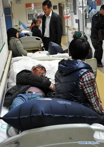 Injured people from the Kunming terrorist attack receive treatment at the First People's Hosptial of Kunming in Kunming, capital of southwest China's Yunnan province, March 2, 2014.(Xinhua/Lin Yiguang)