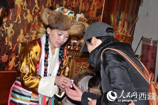 The Tibetan Museum in Lhasa is hosting an exhibition informing visitors of customs related to the new year and presenting them with unique and  exquisite silk pieces made in the region.