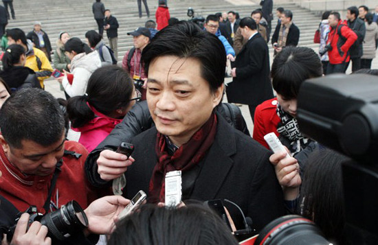 Cui Yongyuan, a political advisor and former CCTV talk show host, has called on the government to strengthen supervision of GM crops. 