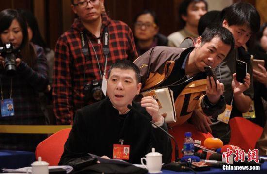 Renowned director Feng Xiaogang echoed Chan’s plea, and also suggests that the government should invest more resources into cultivating film talent.