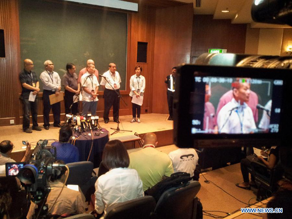 Officials of Malaysia Airlines speak to the media in Kuala Lumper, Malaysia, March 8, 2014. A Malaysian passenger plane carrying 239 people, including 227 passengers and 12 crew members, has lost contact witAh air traffic control after leaving Malaysia's capital Kuala Lumpur, the carrier said Saturday. (Xinhua)
