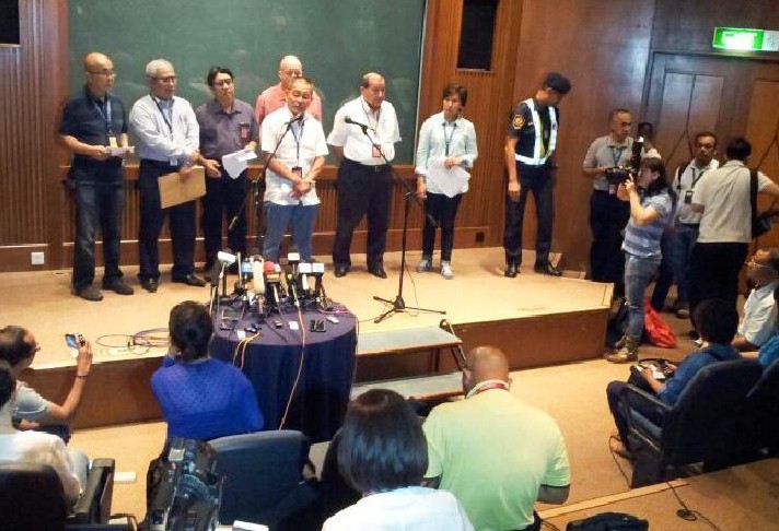 Officials of Malaysia Airlines speak to the media in Kuala Lumper, Malaysia, March 8, 2014. A Malaysian passenger plane carrying 239 people, including 227 passengers and 12 crew members, has lost contact witAh air traffic control after leaving Malaysia's capital Kuala Lumpur, the carrier said Saturday. (Xinhua)