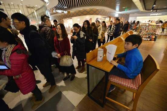 People line up for the opening of China's largest ever show of works by French Impressionist Claude Monet in Shanghai on March 8, 2014.