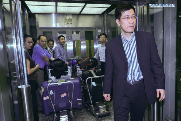 Guo Shaochun (R), head of a joint working group in charge of the missing Malaysia Airlines flight incident, arrives at the International Airport of Kuala Lumpur in Sepang, Malaysia, on March 10, 2014. Chinese government sent a working group Monday morning to Malaysia for handling the aftermath of the missing Malaysian Airlines flight. (Xinhua/Chong Voon Chung) 
