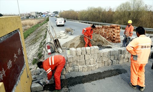 Road workers close off the bridge to vehicles and pedestrians. Photo: Yang Hui/GT