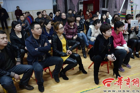 Angry parents come to kindergarten on Tuesday and demand the kindergarten reveal how many pills are given to the kids and offer solutions to potential health problems. Local educational, police and disease control departments have made investigation on it. [Photo/www.hsw.cn]