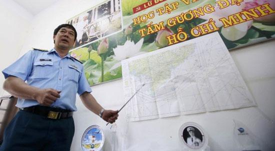Vietnam's Air Force Deputy Chief of Staff Senior Colonel Do Duc Minh points to the map of a search area to find the missing Malaysia Airlines flight MH370, during a news briefing at a military airport in Ho Chi Minh city March 13, 2014.