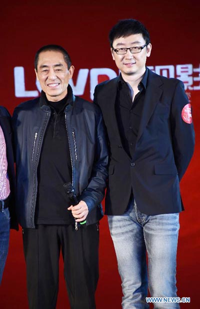 Director Zhang Yimou (L) poses for a photo with honored guest Lu Chuan during the press conference of his new movie Return in Beijing, capital of China, March 13, 2014. The movie in which starred by Gong Li and Chen Daoming will be screened in May. [Photo/Xinhua]