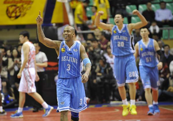 Stephon Marbury of Beijing Ducks celebrates after leading the team to win the best-of-five series against eight-time champions Guangdong Hongyuan in the CBA league semifinals in Guangzhou, Guangdong province, March 13, 2014. [Photo/Xinhua]