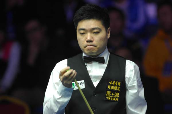 China's Ding Junhui plays against Shaun Murphy of England during the third round of the Snooker Haikou World Open 2014 in Haikou, Hainan province, March 13, 2014. Ding lost to Murphy 4-5. [Photo/Xinhua]