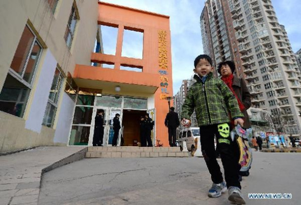 A parent and a child have a walk outside the Fengyun Lanwan Kindergarten, which was closed for giving kids antivirals drug, in Xi'an, capital of northwest China's Shaanxi province, March 13, 2014. (Xinhua Photo)