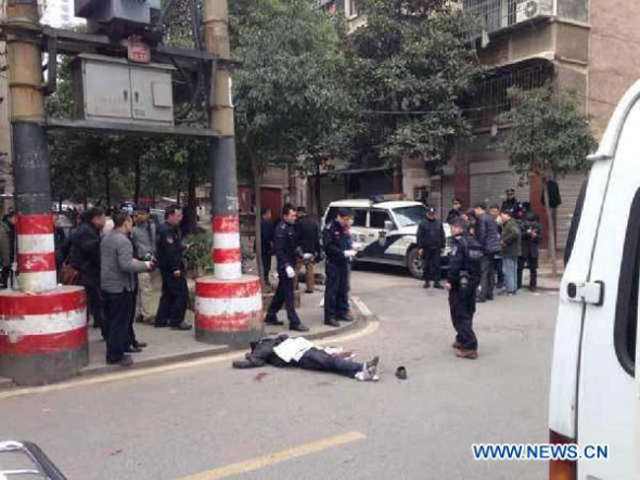 Photo taken on March 14, 2014 shows a body lying on the ground at the crime site on a street of Changsha, capital of central China's Hunan Province. A group of knife-wielding assailants attacked civilians in Changsha on Friday morning. (Xinhua/Bai Yu)