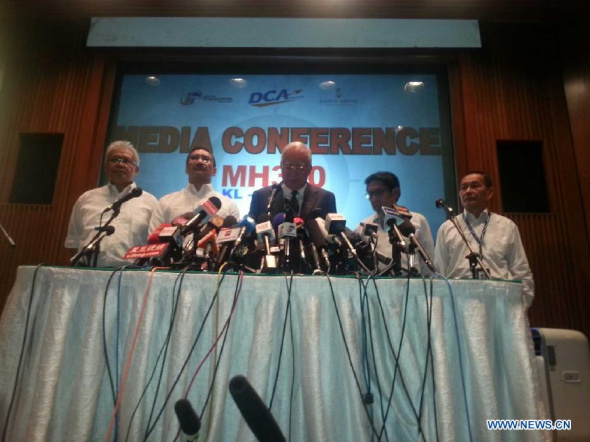 Malaysian Prime Minister Najib Razak (C) holds a press conference on the missing Malaysia Airlines Flight MH370 in Kuala Lumpur, Malaysia, March 15, 2014. An unspecified Malaysian official was quoted as saying Saturday that investigators have concluded that missing Malaysia Airlines Flight MH370 was hijacked. (Xinhua/Wang Shen)
