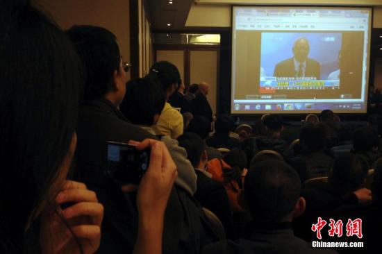 Photo taken on March 15 shows family members of the 154 Chinese on board the missing Malaysia Airlines flight MH370 wait in a Beijing hotel. (Photo/Chinanews.com)
