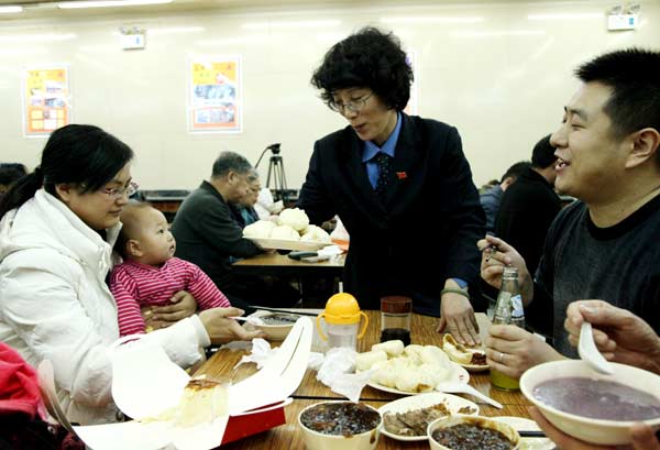 The manager of the Qing Feng Steamed Dumpling Shop in Beijing serves customers on Monday. People flocked to the shop after President Xi Jinping dined there on Saturday. [Photo by Cheng Liang / for China Daily]