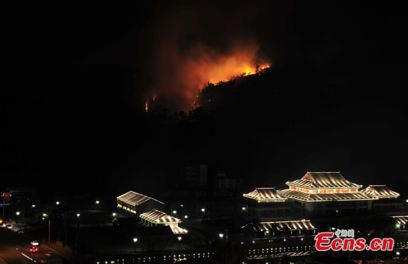 A fire rages a forest near Xichang city in Liangshan Yi autonomous prefecture of southwest China's Sichuan province on Tuesday afternoon.[Photo: China News Service / Jiang Zhiming]