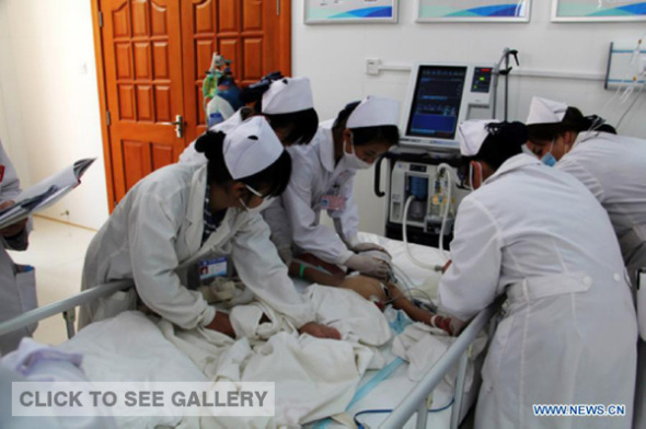 A child showing symptoms of possible food poisoning receives medical treatment in hospital in Qiubei County, Wenshan Zhuang-Miao Autonomous Prefecture, southwest China's Yunnan province, March 20, 2014. (Xinhua)