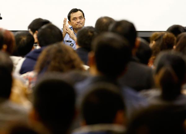 Malaysia��s Lieutenant General Ackbal Samad listens to a relative of a passenger on missing Malaysia Airlines flight MH370 at a briefing at the Metropark Lido Hotel on Friday. It marks the first time high-level officials from the Malaysian government have come to Beijing to talk with the family members. [Photo/Agencies]