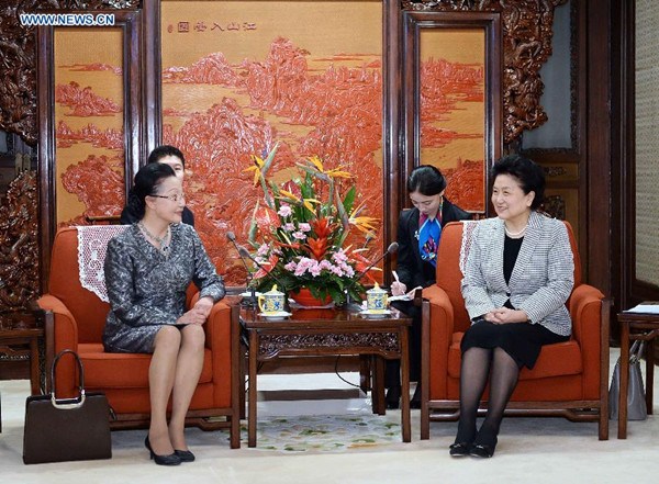 Chinese Vice Premier Liu Yandong (R) meets with Florence Fang, founding member of the 100,000 Strong Found of the United States, in Beijing, capital of China, March 21, 2014. The 100,000 Strong initiative is a national effort to increase the number and diversify the composition of American students studying in China announced by President Barack Obama in November 2009. (Xinhua/Li Tao)