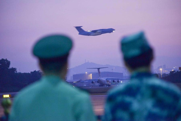 An Il-76 aircraft from Chinese Air Force leaves Malaysia on Saturday for Australia to join the search for a missing Malaysian plane in the southern Indian Ocean. [Photo/Xinhua] 