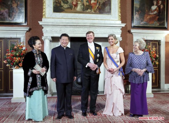 Chinese President Xi Jinping (2nd L), his wife Peng Liyuan (L), Dutch King Willem-Alexander (C), Queen Maxima (2nd R) and former Queen Beatrix (R) pose for photos in Amsterdam, the Netherlands, March 22, 2014. [Photo:  (Xinhua/Ju Peng)]
