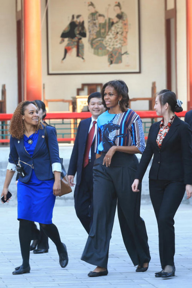 US first lady Michelle Obama (second right) visits the Summer Palace in Beijing on Saturday. WANG JING / CHINA DAILY
