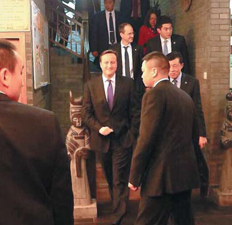 British Prime Minister David Cameron enjoys Sichuan's famous spicy hot pot at Xiangtianxia restaurant during his visit to Chengdu in December 2013. Provided to China Daily