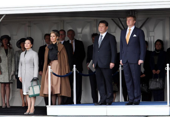 Chinese President Xi Jinping (2nd R), his wife Peng Liyuan (L), Dutch King Willem-Alexander (R) and his wife Queen Maxima (2nd L) attend the welcoming ceremony held for the arrival of Xi and his delegation in Amsterdam, the Netherlands, March 22, 2014. Xi Jinping arrived here Saturday for a state visit to the Netherlands and a global nuclear summit. (Xinhua/Liu Weibing)