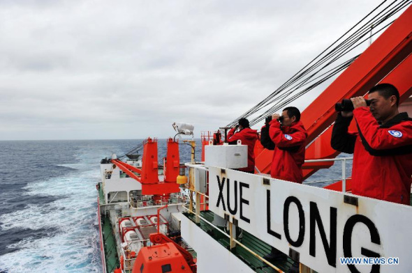 Chinese Antarctic exploration team members aboard Chinese icebreaker Xuelong (Snow Dragon), search for missing Malaysian Airlines flight MH370 over the southern Indian Ocean, March 23, 2014. The icebreaker, travelling at full speed, was about 770 sea mile from the search area of the missing jet up to 10:00 Sunday. (Xinhua/Zhang Jiansong)