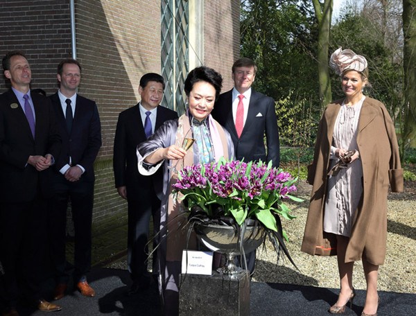 First lady Peng Liyuan blesses a new type of tulip in the presence of President Xi Jinping, Dutch King Willem-Alexander and Dutch Queen Maxima in Lisse on Sunday. [Photo/Xinhua] 
