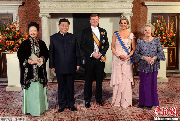 China's President Xi Jinping and his wife Peng Liyuan (L) stand next to Dutch King Willem-Alexander (C), Queen Maxima (2nd R) and Princess Beatrix for the official photo at the Royal Palace in Amsterdam March 22, 2014. Xi was wearing the Zhongshan suit, a popular dressing option for Chinese leaders attending important occasions and foreign visits. Chinese First Lady, Peng Liyuan, wore a long, traditional dress covered by a cloak adorned with embroidery. [Photo/Agencies]