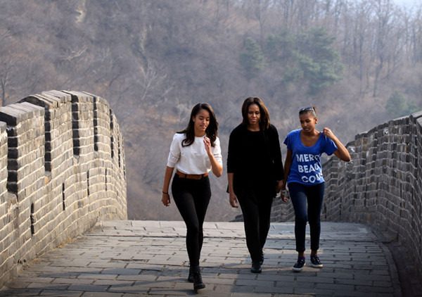 Wall walkers: US first lady Michelle Obama and her daughters Malia (left) and Sasha visit the Mutianyu section of the Great Wall in suburban Beijing on Sunday. ZHU XINGXIN / CHINA DAILY