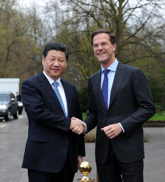 Chinese President Xi Jinping (L) shakes hands with Dutch Prime Minister Mark Rutte ahead of their talks, in the Hague, the Netherlands, March 23, 2014. (Xinhua/Rao Aimin)