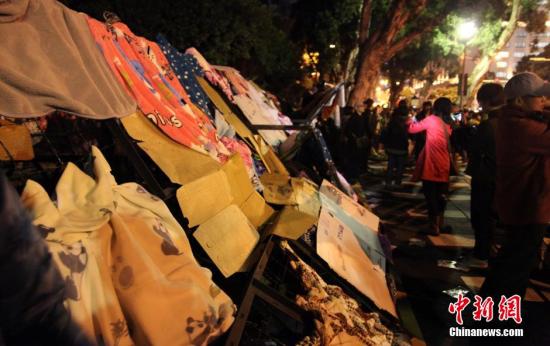 Some students break the block set by the police and enter the administrative authority building in Taipei on Sunday night. (Photo/ Chinanews.com)