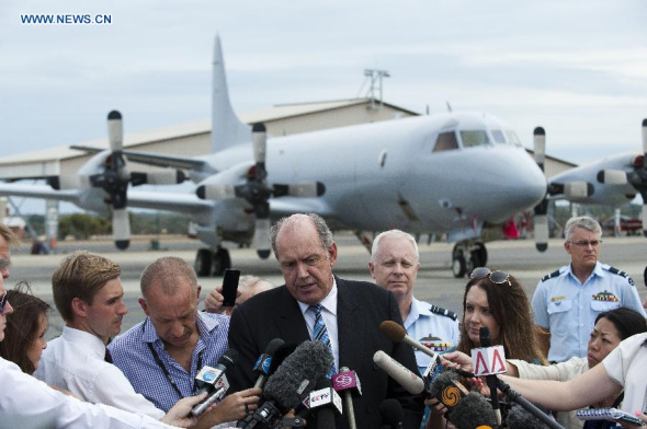 Australian Defense Minister David Johnston speaks to the press at the Royal Australian Air Force Pearce base near Perth, Australia, March 25, 2014.   (Xinhua/Lui Siu Wai)