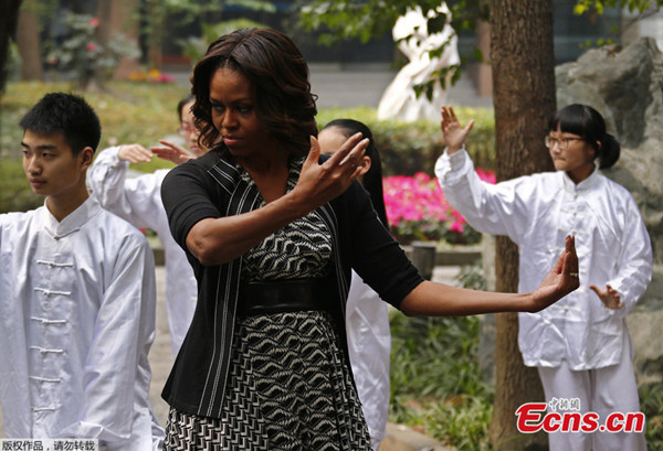 US First Lady Michelle Obama plays Tai Chi with students at Chengdu No.7 Middle School in Sichuan province on Mar. 25, 2014. [Photo/ Reuters]