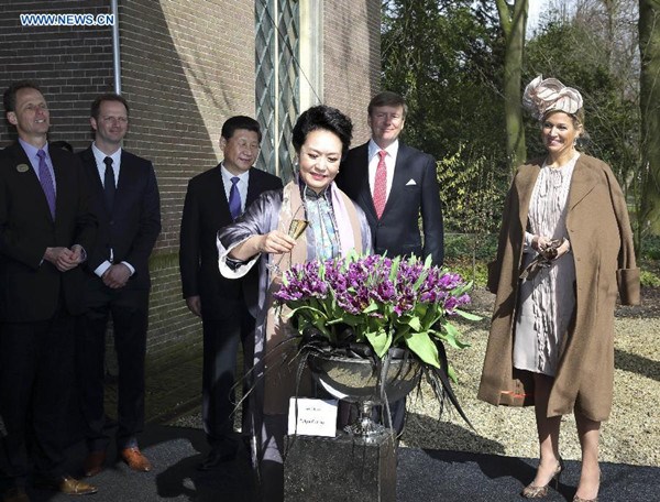 Chinese President Xi Jinping (back, 3rd L) and his wife Peng Liyuan (front) visit a tulip exhibition, accompanied by Dutch King Willem-Alexander (back, 2nd R) and Queen Maxima (back, 1st R) , at Keukenhof in Lisse, the Netherlands, March 23, 2014. Peng was invited to christen a new strain of tulip the Cathay. (Xinhua/Lan Hongguang)