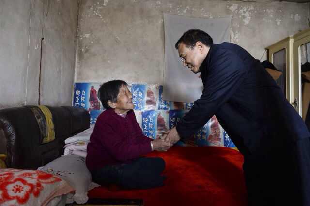 Premier Li Keqiang visited shanty houses in Chifeng, the most populous city in Inner Mongolia autonomous region on Thursday morning. [Photo by Liu Zhen/China News Service]  