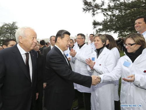 Chinese President Xi Jinping (2nd L, front) shakes hands with researchers while he visited the Biomerieux research center in Lyon, France, March 26, 2014. (Xinhua/Lan Hongguang)