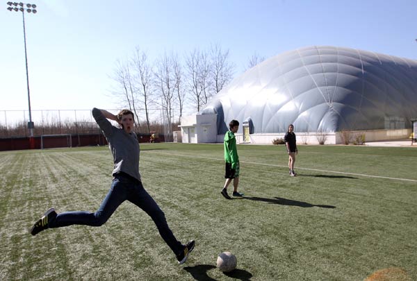 Students at Western Academy of Beijing play soccer near the international schools dome, which is inflated with purified air. The dome was set up in November so that students can exercise on smoggy days. ZHANG WEI / CHINA DAILY