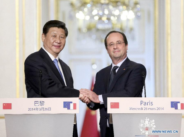 Chinese President Xi Jinping (L) shakes hands with his French counterpart Francois Hollande during a press conference in Paris, capital of France, March 26, 2014. (Xinhua/Lan Hongguang)