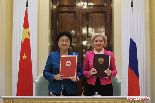 hinese Vice Premier Liu Yandong (L) and Russian Deputy Prime Minister Olga Golodets pose for a photo after signing a plan for a series of exchange activities in the coming two years in St. Petersburg, Russia, March 28, 2014. Liu Yandong and Olga Golodets co-hosted a joint meeting of the organizing committee of the China-Russia Youth Year of Friendship Exchanges on Friday. (Xinhua/Lu Jinbo)
