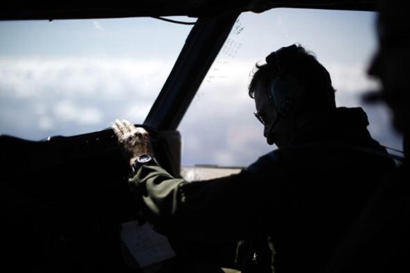 Wing Commander Rob Shearer is pictured on the flight deck of a Royal New Zealand Air Force P-3K2 Orion aircraft during a search for the missing Malaysian Airlines flight MH370 over the southern Indian Ocean, March 29, 2014.  [Photo/Agencies]