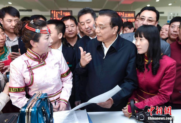 Photo released on Sunday shows Premier Li Keqiang talks with local residents in Chifeng City of Inner Mongolia during his three-day tour. (Photo: Chinanews.com) 