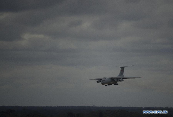 A Chinese IL-76 aircraft returns to Perth International Airport after a search operation, Australia, March 29, 2014. (Xinhua/Lui Siu Wai)